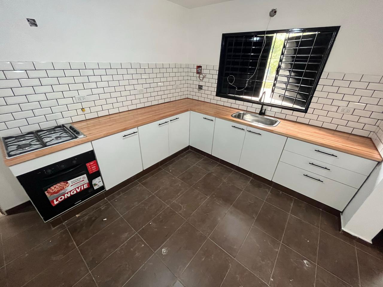 Cocina moderna con azulejos subway y madera - Kopp Amoblamientos Rosario