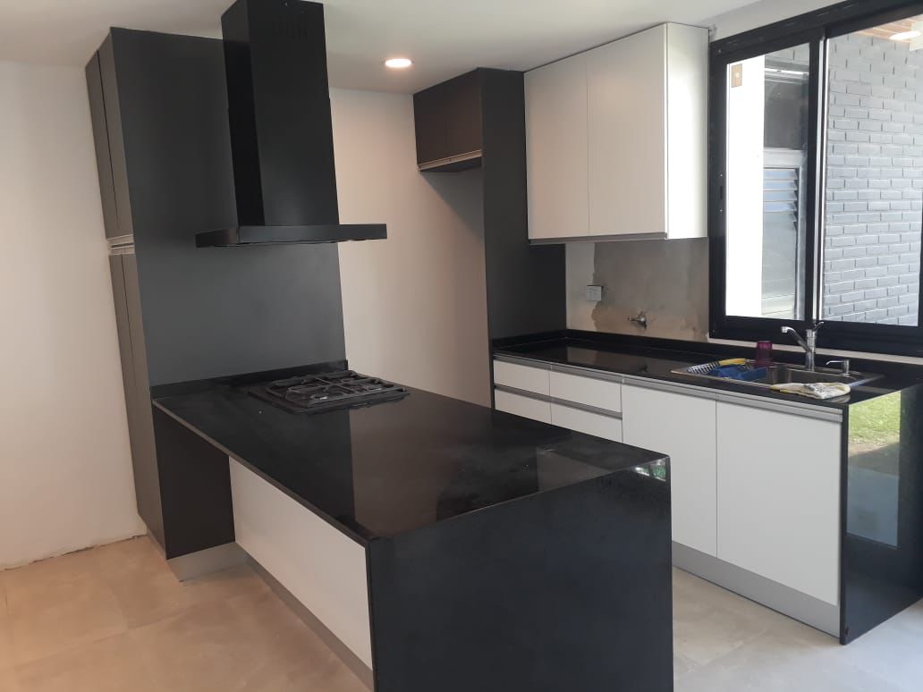 Cocina negra moderna con isla de granito - Kopp Amoblamientos Rosario