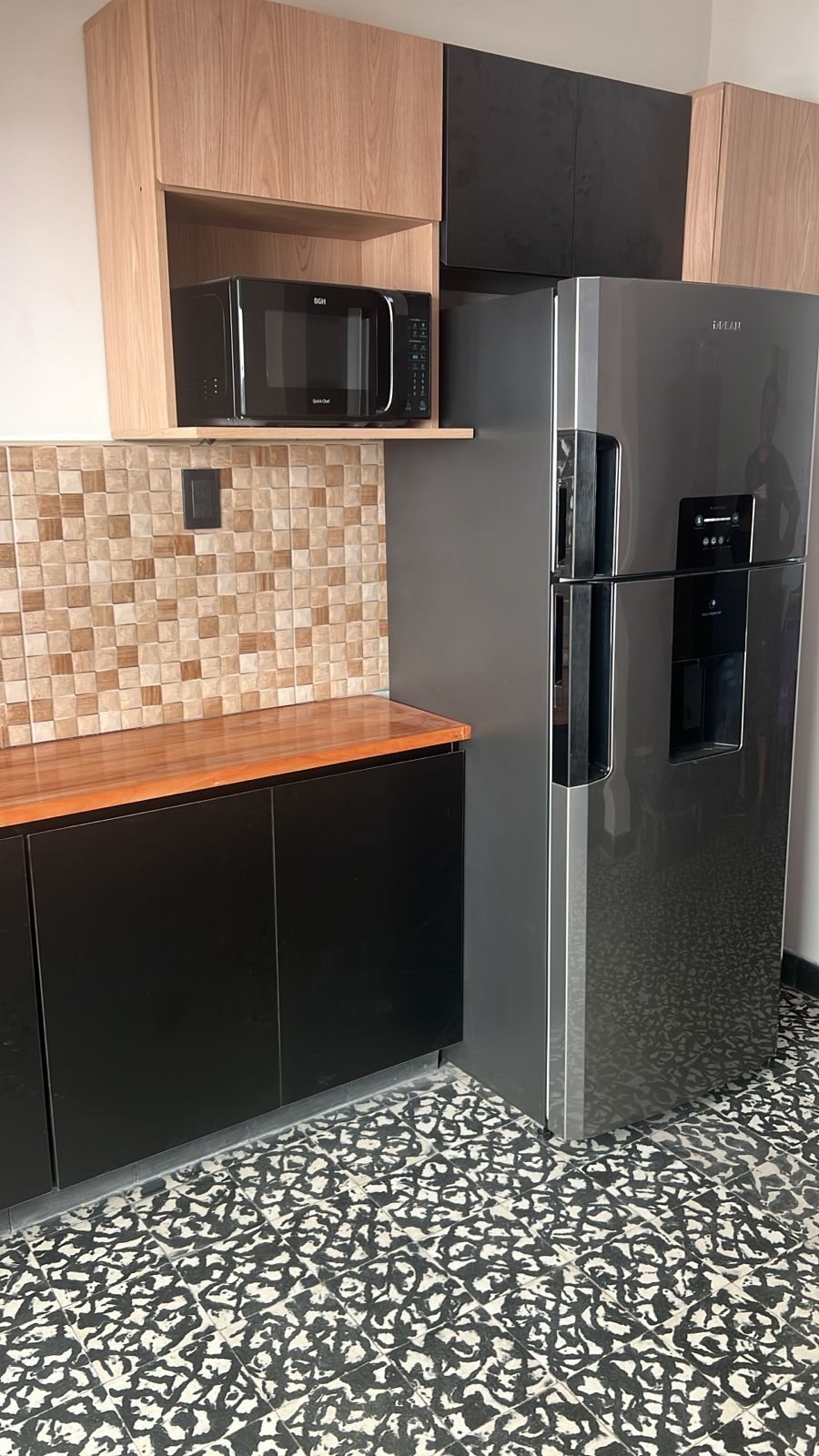 Cocina oscura con mosaico y madera - Kopp Amoblamientos Rosario